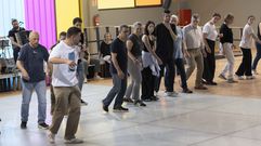 Hadri�n Garc�a dirixe unha das actividades no mecado carball�s, onte