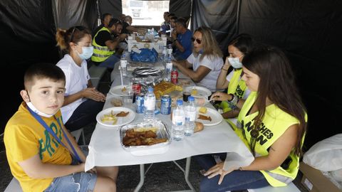 Familias de los trabajadores que montan guardia en la carpa instalada en la entrada de la fábrica, este jueves a mediodía