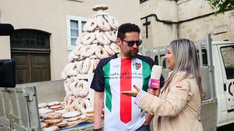 Mon López, uno de los integrantes de la comisión de fiestas de San Antonio atiende a un medio de comunicación durante la subasta de las roscas