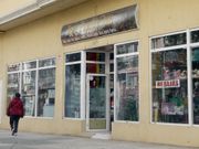 Bazar chino en Foz; los tres est�n en la Avenida �lvaro Cunqueiro.