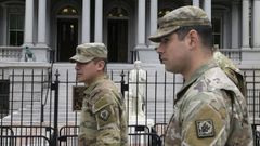 Integrantes de la Guardia Nacional de Estados Unidos caminan frente a una estatua de Crist�bal Col�n este lunes, a las afueras del Edificio de Oficinas Ejecutivas Eisenhower en Washington.