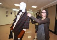 La emprendedora expone ropa hecha a partir de prendas antiguas en el centro social. 