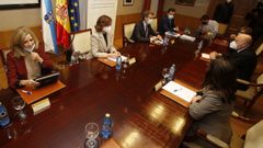 La vicepresidenta del Gobierno, Carmen Calvo, en el centro junto a Feijoo, en la reuni�n sobre el pazo de Meir�s celebrada este mi�rcoles en la Delegaci�n del Gobierno