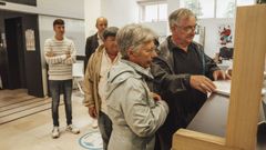 Lu�s P�rez Barral y Vicente Mari�o acudieron con los vecinos a presentar las firmas en la Oficina de Atenci�n Cidad�