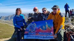 Cholo Fern�ndez, con el bel�n bajo el brazo, en la cima de Pena Trevinca junto a otros monta�eros y la bandera que conmemora el 60 aniversario de la FGM.