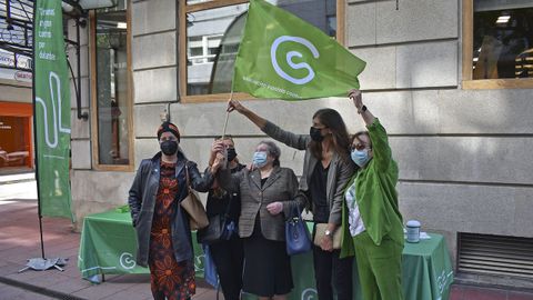 La AECC de Pontevedra puso en marcha la campaa Haz de la lucha contra el cncer tu bandera, coincidiendo con la cuestacin en la ciudad