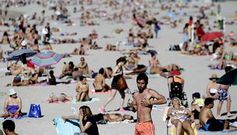 Las playas estuvieron ayer por la tarde atestadas de ba�istas; en la foto, el arenal coru��s de Riazor. 