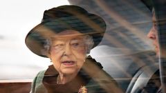 La reina Isabel II, en coche
