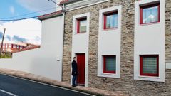 Pedro Cortizas, en la entrada del edifico que rehabilit� como vivienda sostenibe