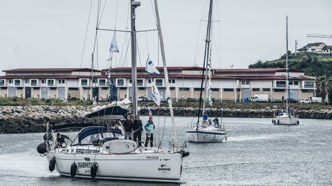 Veleros participantes en la travesía Navega el Camino entrando en Viveiro