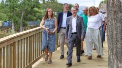 El alcalde de Vigo, Abel Caballero, en la visita a la nueva pasarela de la playa de A Fonta��a