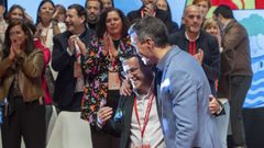 Pedro Snchez abraza a Miguel ngel Gallardo tras ser proclamado como lder del PSOE en Extremadura.