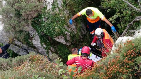 Momento del rescate del hombre que cay� en una grieta en Laviana