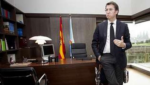 Feijoo, que luce una corbata negra por el funeral de Díaz Pardo, se felicita por que la oposición le pida que agote la legislatura.