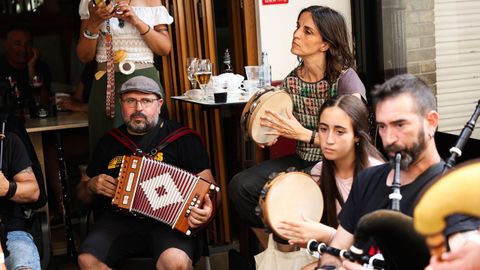 Ambiente en los locales y las calles de Ortigueira, la tarde del s�bado