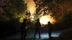 Bomberos portugueses trabajan en un incendio en Pedrogao Grande, cerca de Leira, en el centro de Portugal