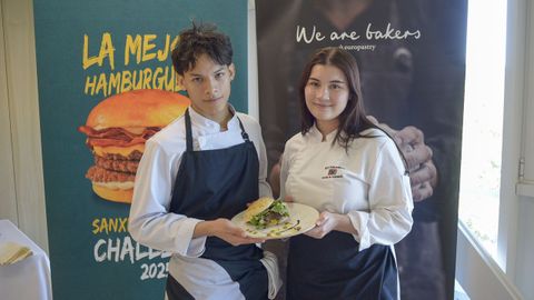 Victoria Isabelle Noguera Díaz y Luis Manuel Huertas, alumnos del San Xillao, con la hamburguesa premiada.