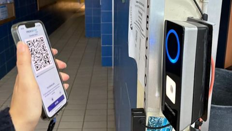 El acceso a la piscina municipal de Allariz se realiza ahora mediante una app m�vil.