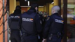 Agentes de la Polic�a Nacional a la puerta del supermercado asaltado en la avenida de Oza
