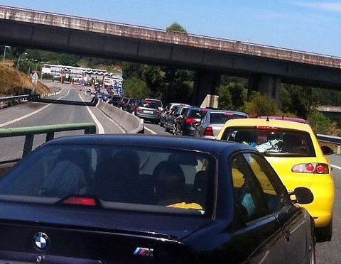 Coches saliendo de la AP-9 hacia Mi�o. 