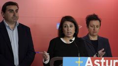 La diputada del PSOE Adriana Lastra, entre el tambin diputado Roberto Garca y la senadora Mara Fernndez