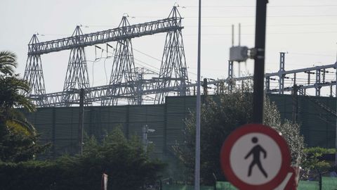 Vista de una subestación eléctrica a las afueras de la ciudad de Oviedo