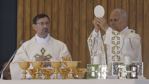 El papa Le�n XIV (d) oficia la misa del Corpus Christi este domingo en la Plaza de Cibeles de Madrid