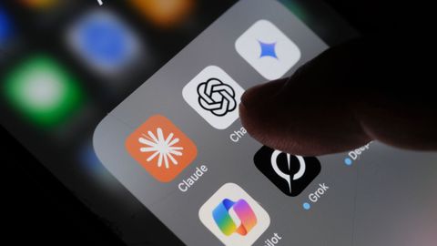 Imagen de una pantalla de tel&eacute;fono con logotipos de las aplicaciones