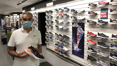 Pedro Sánchez López en su tienda de Todo Deporte de Betanzos