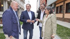 balos, junto a miembros del PSOE de Carballo, este jueves.