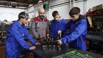 Los alumnos del Ciclo Medio en Mantenimiento de Material Rodante Ferroviario en el taller del IES Universidade Laboral con el responsable del ciclo, Vctor lvarez.