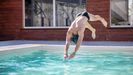Un hombre tir�ndose a una piscina en una imagen de archivo