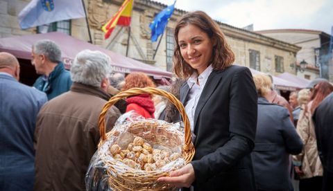 La lluvia altern con respiros en los que creci la animacin en la plaza de O Convento. 