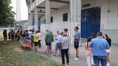 Cola de aficionados en A Malata para el partido Racing-Sporting.
