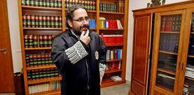 Xerm�n Varela exerce en Pontevedra, � fillo do xu�z Luciano Varela, e � unha das voces m�is cr�ticas da xudicatura galega. 