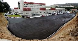 Aspecto que presentaba ayer a primera hora de la tarde el nuevo aparcamiento del Hospital do Saln�s, pendiente solo de pintar.