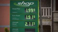 El cartel de una de las gasolineras de Sanxenxo, este martes, con el precio del di�sel rozando los dos euros por litro.