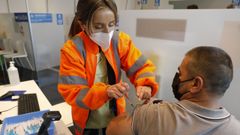 La tercera dosis de la vacuna del covid empez� a aplicarse las �ltimas semanas del 2021  y continu� este a�o