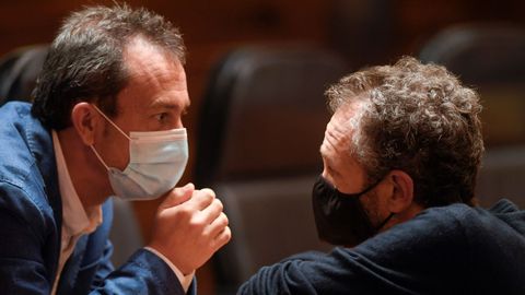 El diputado de IU, Ovidio Z�pico (d) junto al diputado de Podemos Ricardo Men�ndez Salm�n