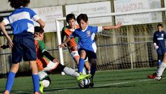 Una jugada del partido ben�fico de Dumbr�a.