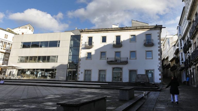 <span lang= gl >Fachada da Casa do Concello de Viveiro, onde este martes ter� lugar unha charla na que se abordar�n aspectos pr�cticos sobre a puberdade</span>