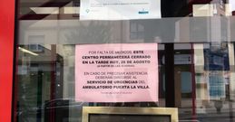 Cartel que anuncia el cierre de un centro de salud por falta de m�dicos, en una imagen de archivo de 2019