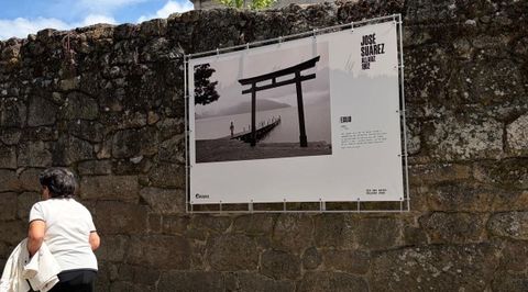 Lonas con fotograf�as de Jos� Su�rez, en el casco hist�rico de Allariz