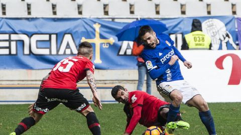 Diegui disputa un baln en el Oviedo-Mallorca de la 16/17