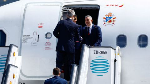 El rey Felipe subiendo al avi�n al ver que no daba despegado.