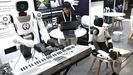 Un robot toca el piano de forma aut�noma en uno de los expositores de IFA 2026.