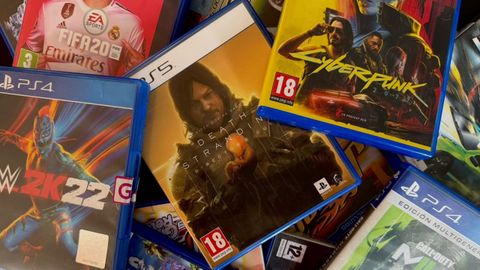 Cajas de videojuegos en f�sico para PS4 y PS5.