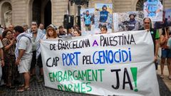 Pancarta para reclamar el embargo de armas durante una protesta en Barcelona.