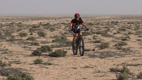 Judith Obaya durante su recorrido en bicicleta a trav�s del S�hara
