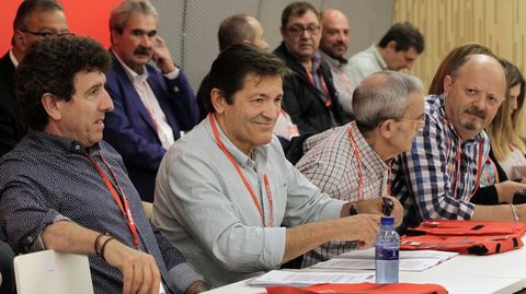  El presidente de Asturias y presidente de la Comisi�n Gestora del PSOE, Javier Fern�ndez (2-i), que renunci� a presentarse a la reelecci�n como secretario general de los socialistas asturianos en el congreso que se celebrar� despu�s de este verano, al inicio del Congreso extraordinario de la Federaci�n Socialista Asturiana